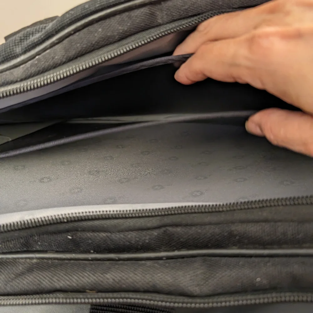 Wenger, Swiss Gear Laptop Briefcase Black with handles and shoulder strap - Picture 16 of 16